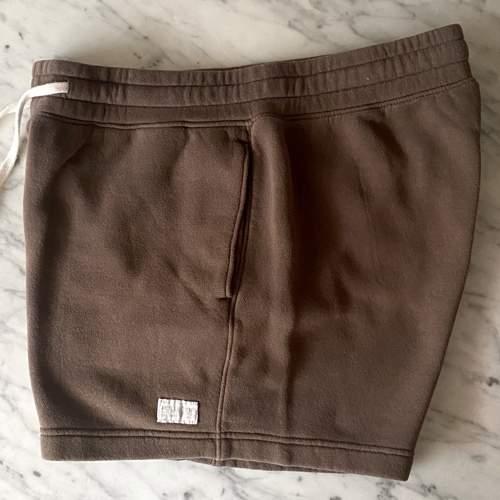 HOLLISTER Men’s Shorts Size Small. Brown.